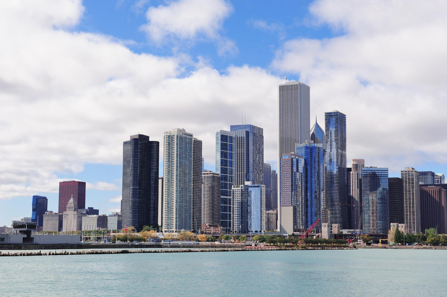 Family Medicine USCE in Chicago An image highlighting the Family Medicine U.S. Clinical Experience (USCE) opportunities in Chicago, showcasing the city's urban skyline with skyscrapers and Lake Michigan under a cloudy blue sky.